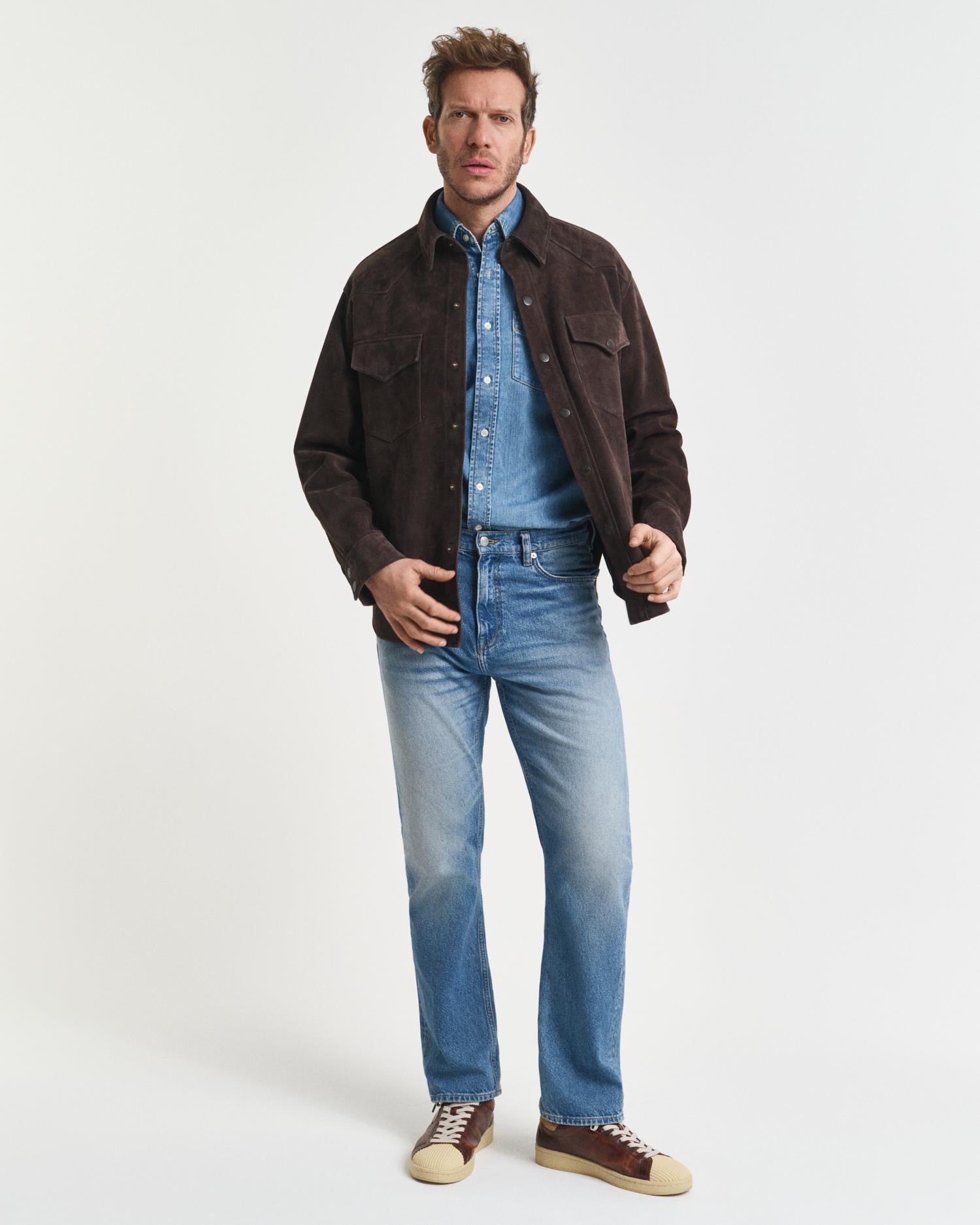 Koszula Reg Denim w kolorze półjasnoniebieskim, noszona