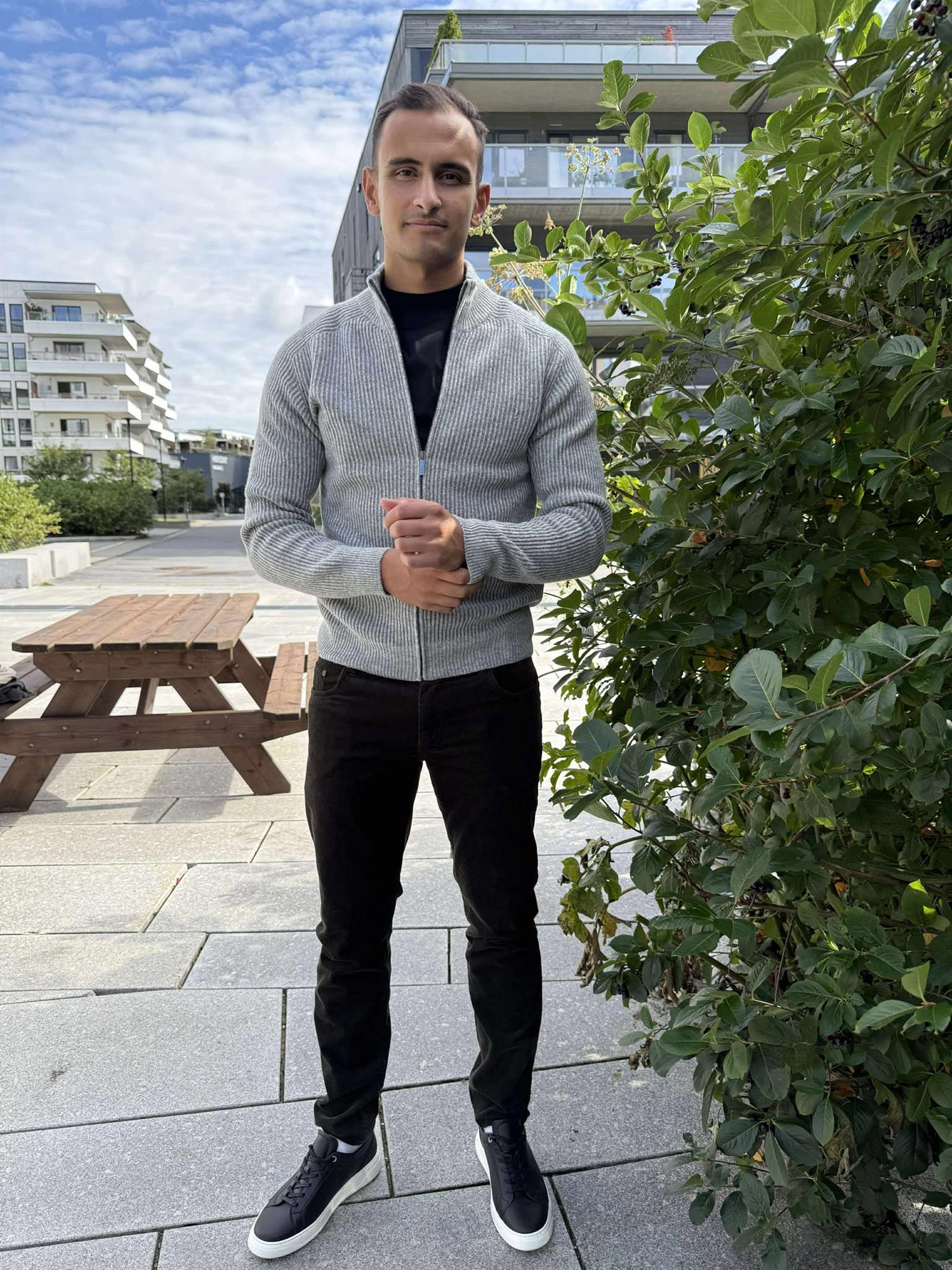 Ingram R Grå