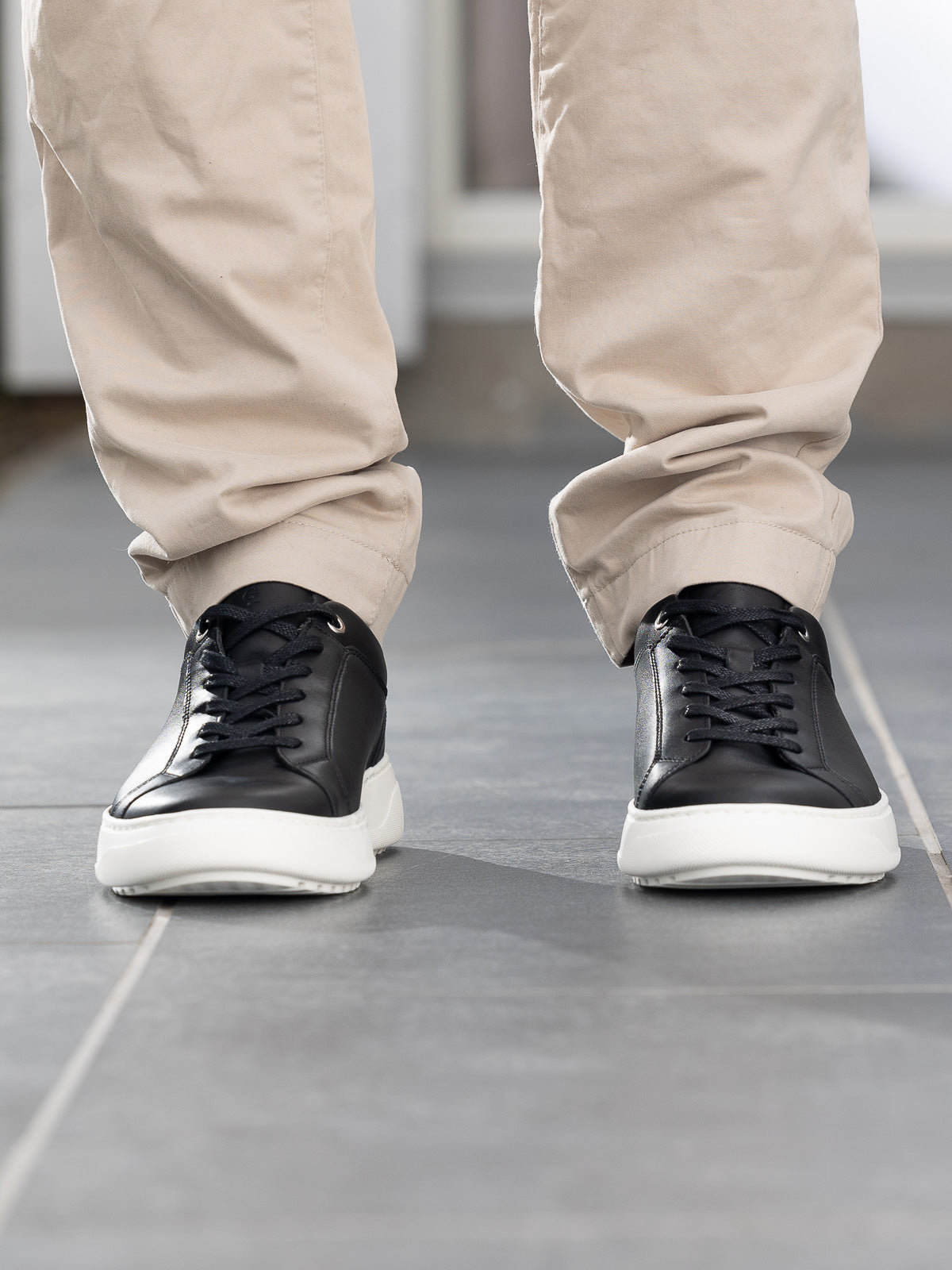 Avenue Light leather Black